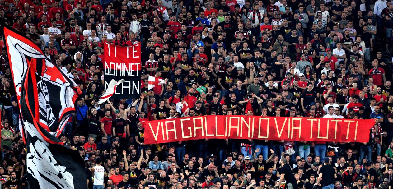 Lo striscione di protesta dei tifosi del Milan. Lapresse